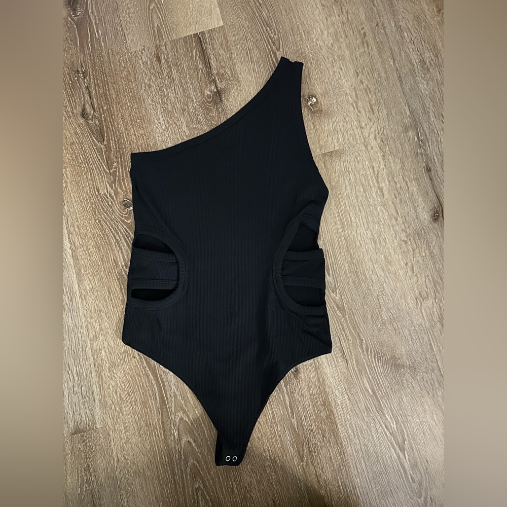 Abercrombie & Fitch Seamless Rib Fabric One-Shoulder Cutout Bodysuit